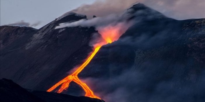 İtalya'da Etna yeniden lav püskürttü