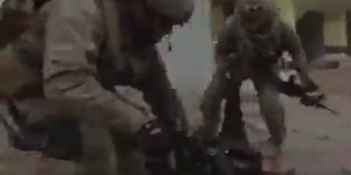 Çatışma sırasında yaralı asker böyle taşındı