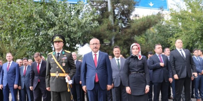 HDP'li başkan vekili İstiklal Marşı'na eşlik etmedi