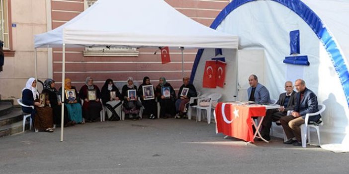 HDP binası önünde eylem yapan annelere sosyal medyadan destek