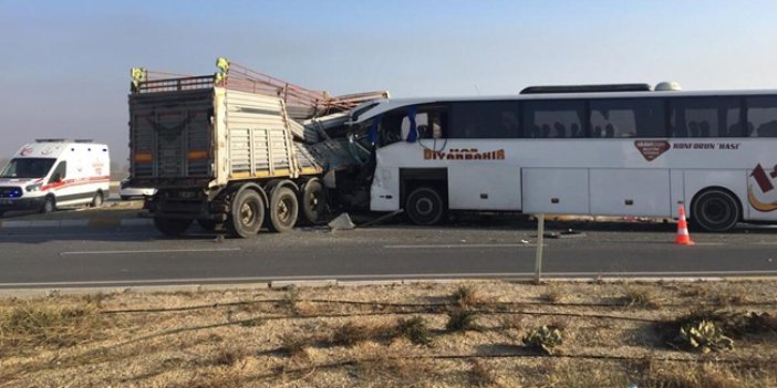 TIR'la otobüs çarpıştı: 2 ölü 20 yaralı