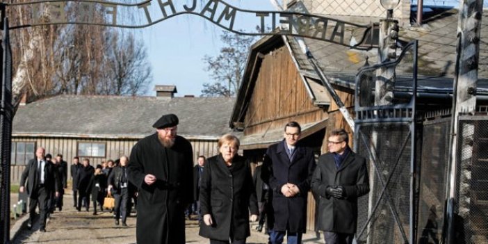 Merkel'den Auschwitz toplama kampına ziyaret