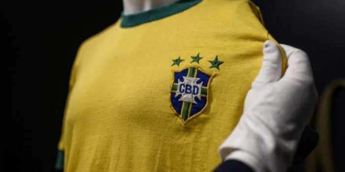 Pele'nin Brezilya için giydiği son forma satıldı