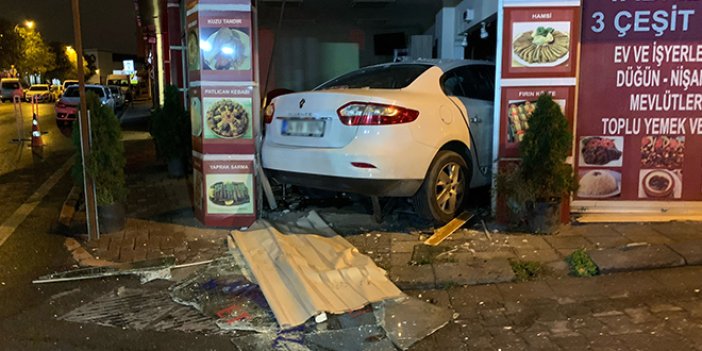 Kadıköy'de otomobil lokantaya daldı