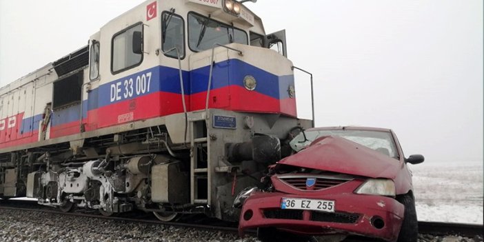 Kars'ta yük treni otomobile çarptı