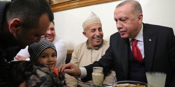 Cumhurbaşkanı Erdoğan vatandaşlarla boza içti