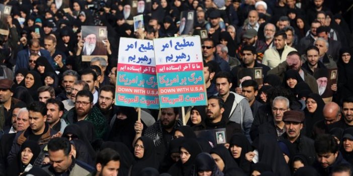 İran'da on binler sokaklara döküldü