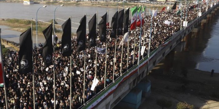 On binlerce İranlı, Süleymani için sokaklara döküldü