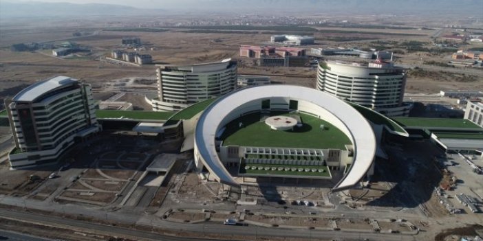İktidarın övündüğü Erzurum Şehir Hastanesi şimdiden göçtü!