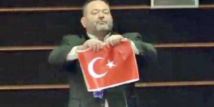 Ankara Büyükşehir Belediyesi, AP'deki skandal sonrası Türk bayrakları astı