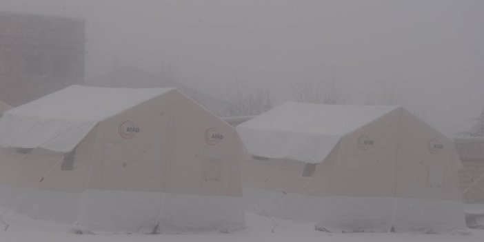 Elazığ'daki deprem çadırları kar altında!