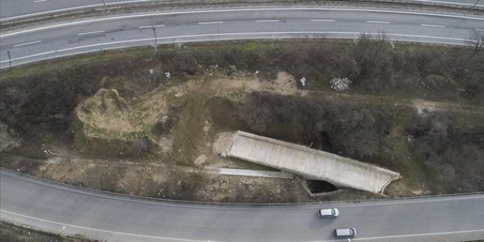 Kavşak arasında kalan köprü böyle korunuyor!