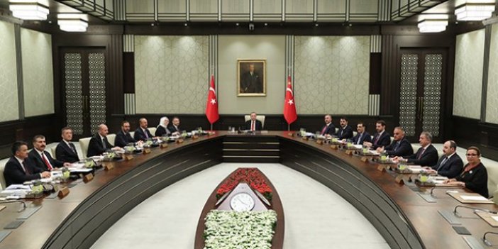 Kabine revizyonu AKP’yi böldü