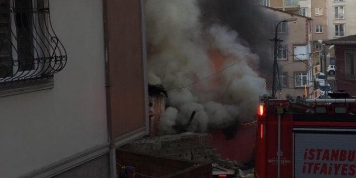 Gecekondu alev alev yandı