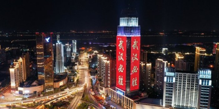 Çin'de dev binalar böyle aydınlatıldı: "Wuhan, Zafer"
