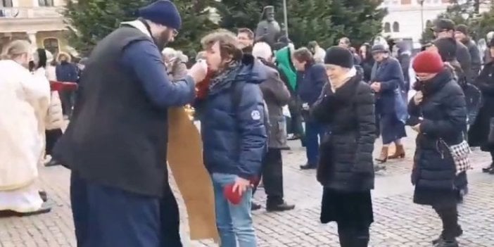 Korona virüse iyi geliyor diye aynı kaşıktan su içirdiler!