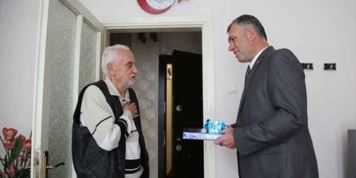 Manisa'da polis, bağırdığı yaşlı adamdan özür diledi