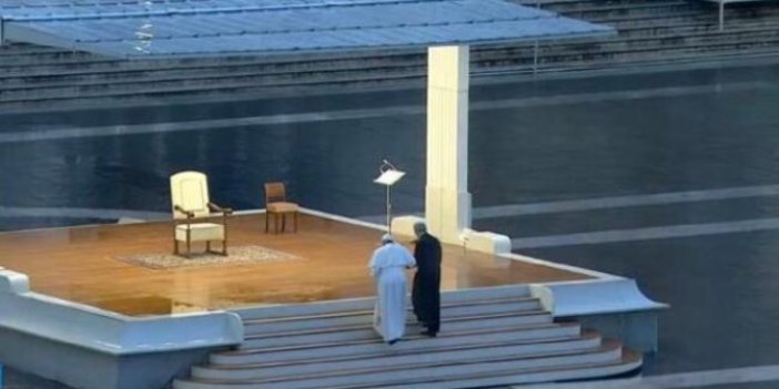 Papa boş meydanda dua etti
