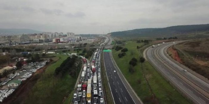 Korona virüs denetimi İstanbul’da kilometrelerce kuyruk oluşturdu