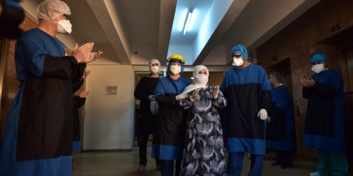 Korona virüsü yenen 90 yaşındaki Alye teyze Cerrahpaşa'dan alkışlarla taburcu oldu