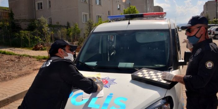 Polisi görünce tavlayı bırakıp kaçtı