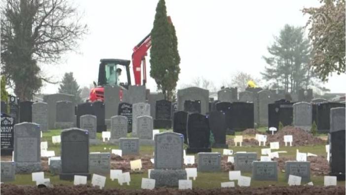 ABD'de koronadan ölenleri vinç ile gömdüler