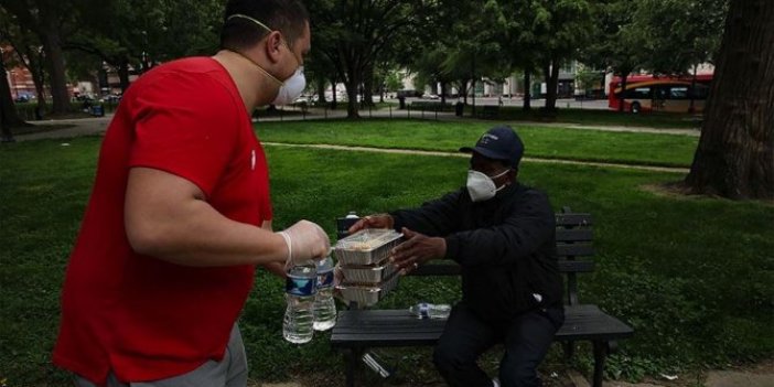 Fenerbahçeliler Derneği evsizlere yemek dağıttı
