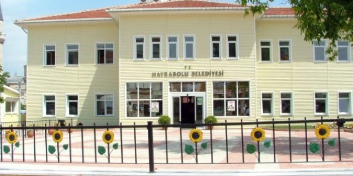 Maaşı azalan AKP’li başkan belediyesini mahkemeye verdi