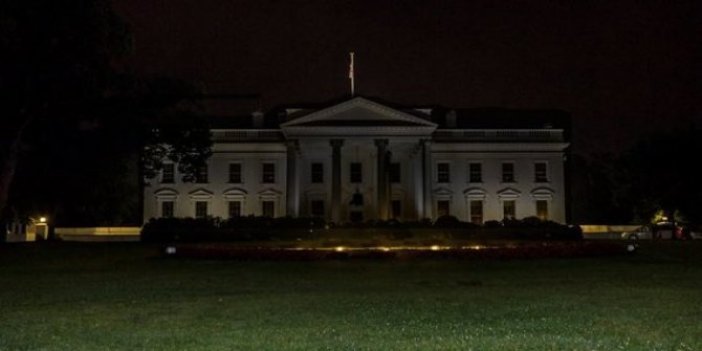 Dünya ABD'den gelen bu görüntüyü konuşuyor: Beyaz Saray'ın ışıkları korkudan söndürüldü!