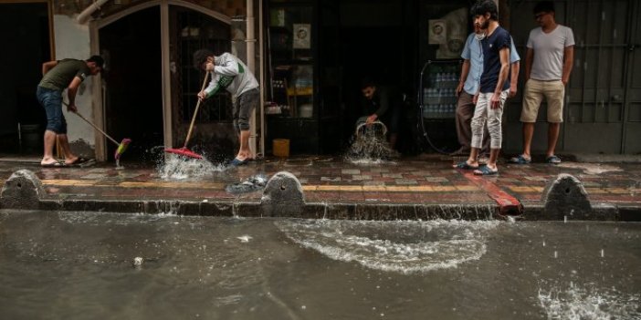 Meteoroloji binasına yıldırım düştü