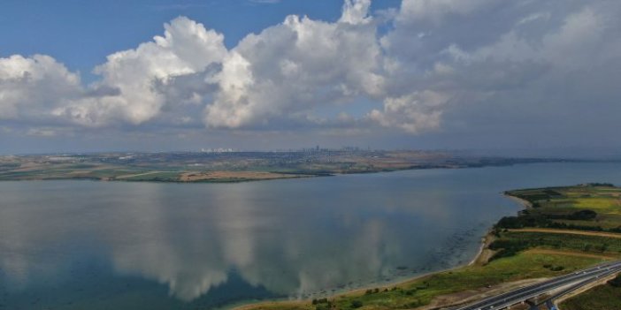 Çatalca'da bulutlarla gölün görsel şöleni