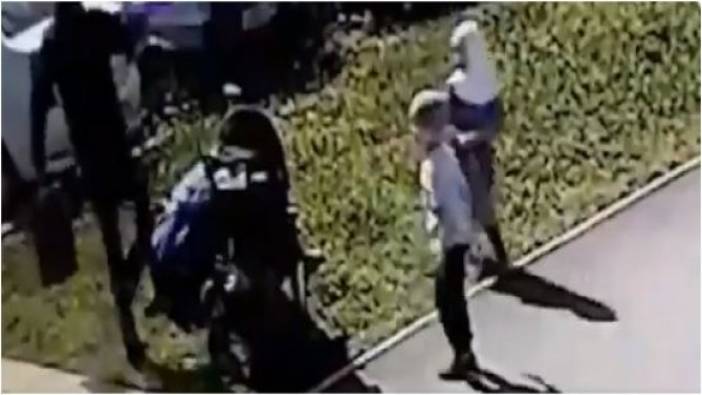 Müslüman kadına saldırı anı kameralarda