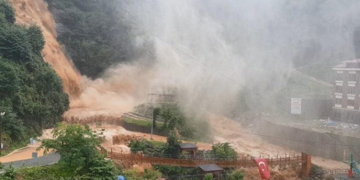 Heyelan nedeniyle yollar çöktü! Öte yandan 8 mahalle ile bağlantı yok! Meteoroloji yağışlar için 'bitmedi' diyor