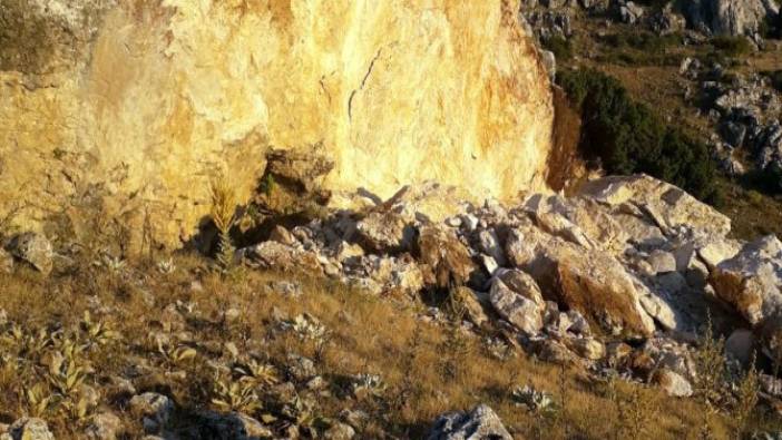 Define avcıları dev kayayı kral mezarı için dinamitliyor
