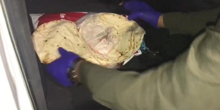 Suç üstü yakalandılar: Lavaşa sarılı 500 gram esrar ele geçirdi