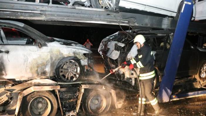 Lüks otomobilleri taşıyan TIR yandı