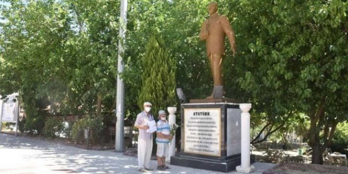 Skandal! Yer: Aydın Karacasu Suç: Atatürk Anıtına Çelenk Koymak