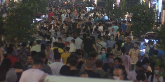 Çıldırtan görüntü! Dün gece yarısı İstiklâl Caddesi'nde korona unutuldu!