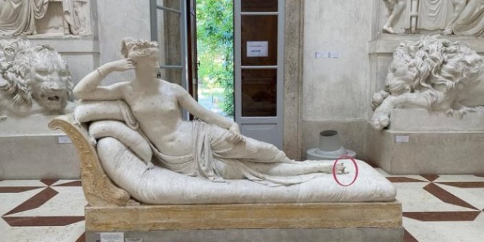 İtalyan polisi peşine düştü! Heykelin üzerine oturdu müzenin kaderiyle oynadı