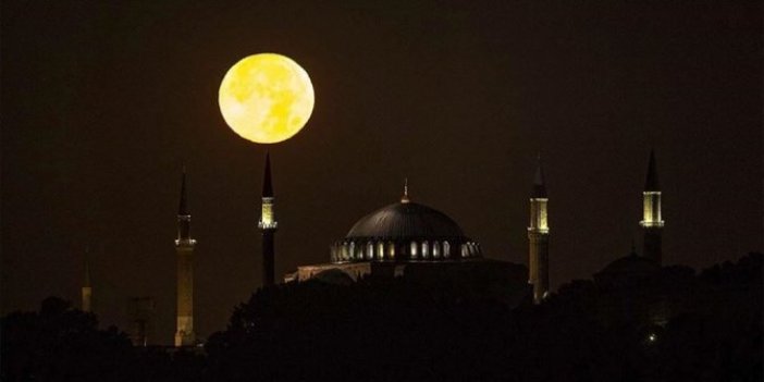 İstanbulluları mest etti: Dolunaydan hayran bırakan fotoğraflar