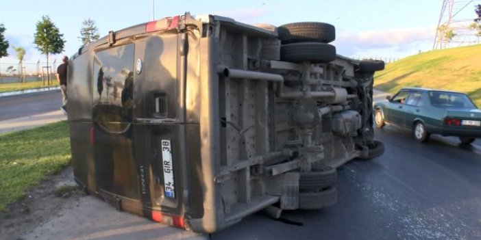 Bağcılar'da kayganlaşan yolda minibüs devrildi