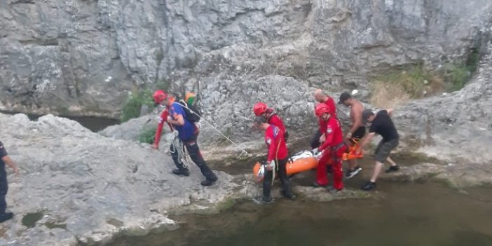 Kayalıklardan düşen genç kızı 1,5 kilometre sedye ile taşındı