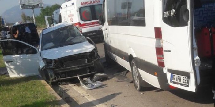 Muğla'da turistleri taşıyan minibüs çarpıştı! 1 ölü 10 yaralı