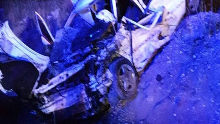 Aksaray'da iki otomobil kafa kafa çarpıştı! 2 ölü, 4 yaralı