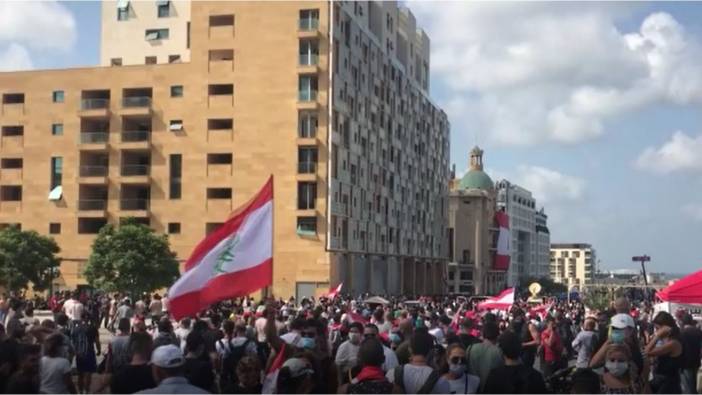 Lübnan'da patlamadan hükümeti sorumlu tutan halk sokağa çıktı