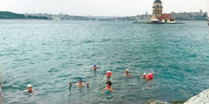 Anadolu Yakası’ndan Avrupa Yakası’na yüzerek işe gidiyorlar, gündelik eşyaları yanlarında, İstanbul trafiğine çare buldular