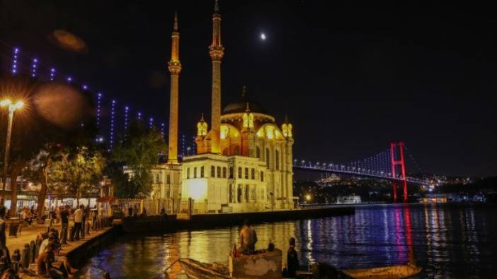 15 Temmuz Şehitler Köprüsü Süper Lig'e çıkan Karagümrük'ün renkleriyle ışıklandırıldı