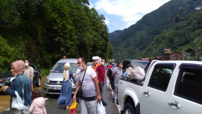 Ayder Yaylası'nda heyelan! Tatilciler mahsur kaldı, uzun araç kuyrukları oluştu