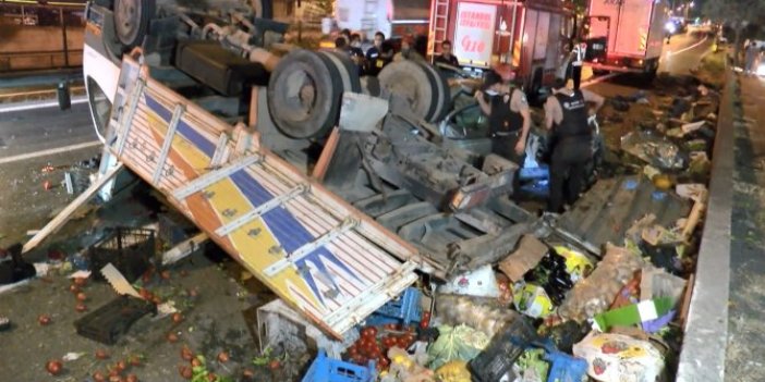 Pendik'te korkunç kaza! Otomobille çarpışan kamyon takla attı