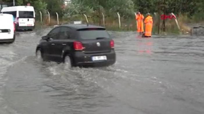 İstanbul’da yağmur kabusu: Boğaz’ın ortasında hortum çıktı, yollar dereye döndü